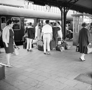 883143 Afbeelding van de internationale trein Bicentra Expres langs het perron van het N.S.-station Utrecht C.S.